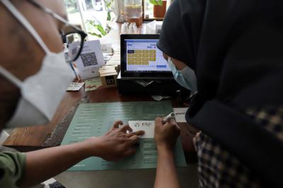 Barista melayani pengunjung menggunakan bahasa isyarat di Seronaa Coffe di kawasan Bintaro, Tangerang Selatan, Banten, Rabu (29/9/2021).