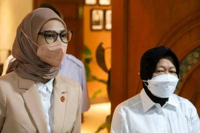 Staf Khusus Presiden Bidang Sosial Angkie Yudistia (kiri) dan Menteri Sosial Tri Rismaharini usai melakukan pertemuan di Jakarta, Rabu (29/9/2021).