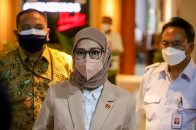 Staf Khusus Presiden Bidang Sosial Angkie Yudistia (kiri) dan Menteri Sosial Tri Rismaharini usai melakukan pertemuan di Jakarta, Rabu (29/9/2021).