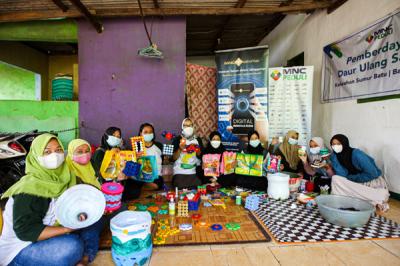Ibu-ibu PKK membuat kerajinan dari sampah kemasan plastik di Kelurahan Sumur Batu, Bantar Gebang, Bekasi, Jawa Barat, Rabu (29/9/2021).
