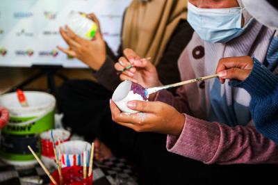 Ibu-ibu PKK membuat kerajinan dari sampah kemasan plastik di Kelurahan Sumur Batu, Bantar Gebang, Bekasi, Jawa Barat, Rabu (29/9/2021).