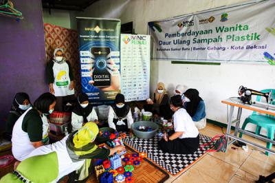 Ibu-ibu PKK membuat kerajinan dari sampah kemasan plastik di Kelurahan Sumur Batu, Bantar Gebang, Bekasi, Jawa Barat, Rabu (29/9/2021).