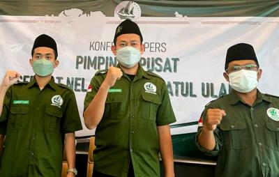 Pengurus Pimpinan Pusat Serikat Nelayan Nahdlatul Ulama memberikan keterangan pers atas di Jakarta, Rabu (29/9/2021).