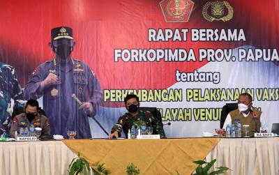 Panglima TNI Marsekal TNI Hadi Tjahjanto memimpin rapat bersama Forkopimda Se-Provinsi Papua di Jayapura, Rabu (29/9/2021).