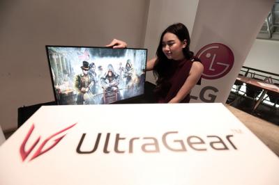 Model berpose disamping monitor Gaming LG UltraGear saat peluncuran di Jakarta, Rabu (29/9/2021).