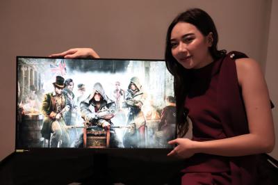 Model berpose disamping monitor Gaming LG UltraGear saat peluncuran di Jakarta, Rabu (29/9/2021).