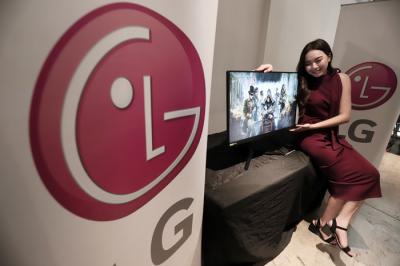 Model berpose disamping monitor Gaming LG UltraGear saat peluncuran di Jakarta, Rabu (29/9/2021).
