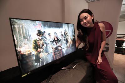 Model berpose disamping monitor Gaming LG UltraGear saat peluncuran di Jakarta, Rabu (29/9/2021).