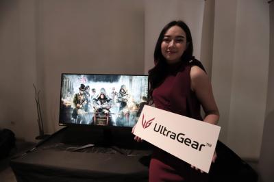 Model berpose disamping monitor Gaming LG UltraGear saat peluncuran di Jakarta, Rabu (29/9/2021).