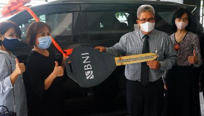 BNI Wilayah 12, yang mencakup area Jakarta Kota dan sekitarnya, menyerahkan hadiah mobil Fortuner kepada salah satu merchant di area Glodok Plaza.