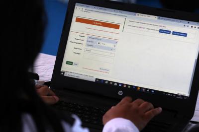 Petugas entry data peserta vaksin melakukan senam tangan untuk melenturkan ketegangan ketika menjalankan tugas di Surabaya, Jawa Timur, Kamis (30/9/2021).