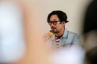 Aktor Denny Sumargo memberikan keterangan saat jumpa pers terkait kasus tindak penggelapan uang mantan manajernya di Jakarta Barat, Kamis (30/9/2021).