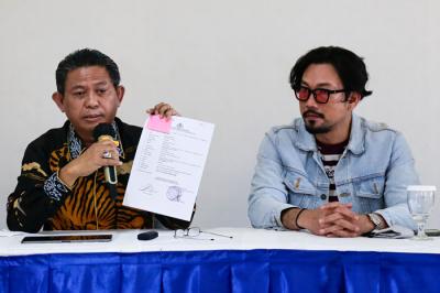 Aktor Denny Sumargo memberikan keterangan saat jumpa pers terkait kasus tindak penggelapan uang mantan manajernya di Jakarta Barat, Kamis (30/9/2021).