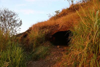 Keindahan matahari yang perlahan menghilang terlihat indah dari Gua Botol yang terletak di lereng Gunung Penanggungan, Trawas, Mojokerto Jawa Timur.