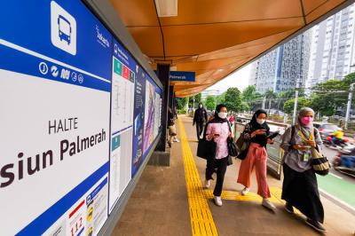 Warga melintas di Halte Transjakarta Stasiun Palmerah, Jakarta, Kamis (30/9/2021).
