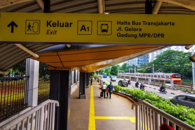 Warga melintas di Halte Transjakarta Stasiun Palmerah, Jakarta, Kamis (30/9/2021).