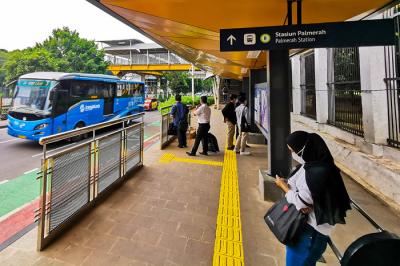 Warga melintas di Halte Transjakarta Stasiun Palmerah, Jakarta, Kamis (30/9/2021).