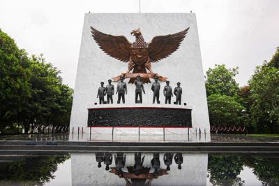 Petugas PPSU membersihkan area Tugu Pahlawan Revolusi di Monumen Pancasila Sakti, Lubang Buaya, Jakarta Timur, Kamis (30/9/2021).
