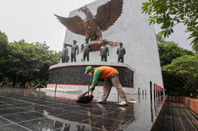 Petugas PPSU membersihkan area Tugu Pahlawan Revolusi di Monumen Pancasila Sakti, Lubang Buaya, Jakarta Timur, Kamis (30/9/2021).