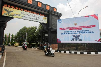 Petugas PPSU membersihkan area Tugu Pahlawan Revolusi di Monumen Pancasila Sakti, Lubang Buaya, Jakarta Timur, Kamis (30/9/2021).