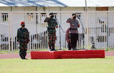 Panglima TNI Marsekal TNI Hadi Tjahjanto memimpin Apel Gelar Pasukan Pengamanan PON XX Papua di Stadion Lukas Enembe Jayapura, Papua, Rabu (29/9/2021).