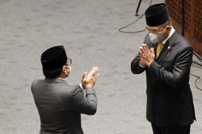 Anggota DPR Fraksi Partai Golkar Lodewijk F Paulus mengucap sumpah jabatan saat dilantik di Kompleks Parlemen, Senayan, Jakarta, Kamis (30/9/2021).