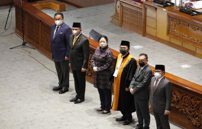 Anggota DPR Fraksi Partai Golkar Lodewijk F Paulus mengucap sumpah jabatan saat dilantik di Kompleks Parlemen, Senayan, Jakarta, Kamis (30/9/2021).