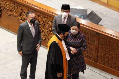 Anggota DPR Fraksi Partai Golkar Lodewijk F Paulus mengucap sumpah jabatan saat dilantik di Kompleks Parlemen, Senayan, Jakarta, Kamis (30/9/2021).