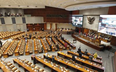 Anggota DPR Fraksi Partai Golkar Lodewijk F Paulus mengucap sumpah jabatan saat dilantik di Kompleks Parlemen, Senayan, Jakarta, Kamis (30/9/2021).