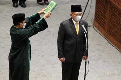 Anggota DPR Fraksi Partai Golkar Lodewijk F Paulus mengucap sumpah jabatan saat dilantik di Kompleks Parlemen, Senayan, Jakarta, Kamis (30/9/2021).