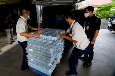 Barang bukti di pamerkan saat jumpa pers pengungkapan penipuan bussiness email compromise di Bareskrim Polri, Jakarta, Jumat, (1/10/2021).