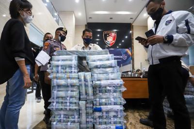 Barang bukti di pamerkan saat jumpa pers pengungkapan penipuan bussiness email compromise di Bareskrim Polri, Jakarta, Jumat, (1/10/2021).