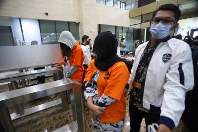 Barang bukti di pamerkan saat jumpa pers pengungkapan penipuan bussiness email compromise di Bareskrim Polri, Jakarta, Jumat, (1/10/2021).