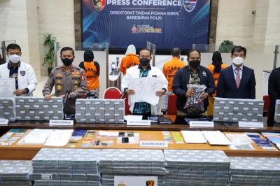 Barang bukti di pamerkan saat jumpa pers pengungkapan penipuan bussiness email compromise di Bareskrim Polri, Jakarta, Jumat, (1/10/2021).