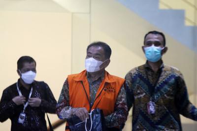 Tersangka Bupati Banjarnegara nonaktif Budhi Sarwono usai menjalani pemeriksaan lanjutan di Gedung KPK, Jakarta, Jumat (1/10/2021).
