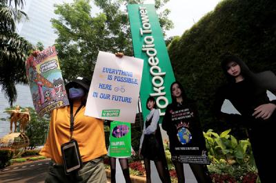 Fans K-Pop yang tergabung dalam kpop4planet menggelar aksi damai di depan Tokopedia Tower, Jakarta, Jumat (1/10/2021).
