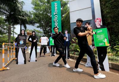 Fans K-Pop yang tergabung dalam kpop4planet menggelar aksi damai di depan Tokopedia Tower, Jakarta, Jumat (1/10/2021).