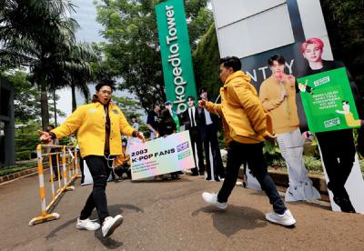 Fans K-Pop yang tergabung dalam kpop4planet menggelar aksi damai di depan Tokopedia Tower, Jakarta, Jumat (1/10/2021).