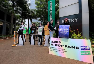 Fans K-Pop yang tergabung dalam kpop4planet menggelar aksi damai di depan Tokopedia Tower, Jakarta, Jumat (1/10/2021).