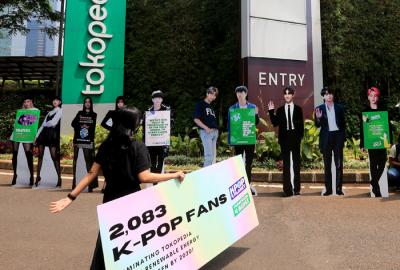 Fans K-Pop yang tergabung dalam kpop4planet menggelar aksi damai di depan Tokopedia Tower, Jakarta, Jumat (1/10/2021).