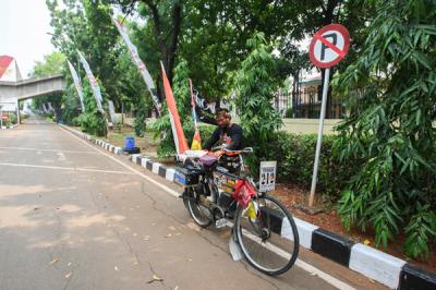 Iwan Sarkowi (40) asal Purwokerto berfoto di pintu masuk kompleks Monumen Pancasila Sakti, Lubang Buaya, Jakarta Timur, Kamis (30/9/2021).