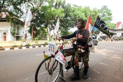 Iwan Sarkowi (40) asal Purwokerto berfoto di pintu masuk kompleks Monumen Pancasila Sakti, Lubang Buaya, Jakarta Timur, Kamis (30/9/2021).