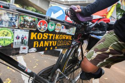 Iwan Sarkowi (40) asal Purwokerto berfoto di pintu masuk kompleks Monumen Pancasila Sakti, Lubang Buaya, Jakarta Timur, Kamis (30/9/2021).