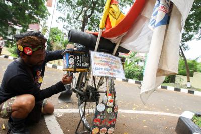 Iwan Sarkowi (40) asal Purwokerto berfoto di pintu masuk kompleks Monumen Pancasila Sakti, Lubang Buaya, Jakarta Timur, Kamis (30/9/2021).