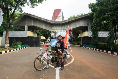 Iwan Sarkowi (40) asal Purwokerto berfoto di pintu masuk kompleks Monumen Pancasila Sakti, Lubang Buaya, Jakarta Timur, Kamis (30/9/2021).