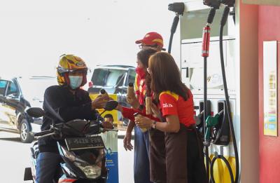 Peringatan Hari Kopi Sedunia yang jatuh setiap tanggal 1 Oktober di SPBU Shell Gatot Subroto, Jakarta Selatan, Jumat (1/10/2021).