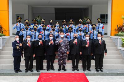 Kasal Laksamana TNI Yudo Margono saat menandatangani peresmian renovasi gedung Laut Koral Aman Jaya di Kelapa Gading, Jakarta Utara, Jumat (1/10/2021).