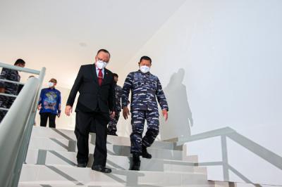 Kasal Laksamana TNI Yudo Margono saat menandatangani peresmian renovasi gedung Laut Koral Aman Jaya di Kelapa Gading, Jakarta Utara, Jumat (1/10/2021).