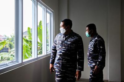 Kasal Laksamana TNI Yudo Margono saat menandatangani peresmian renovasi gedung Laut Koral Aman Jaya di Kelapa Gading, Jakarta Utara, Jumat (1/10/2021).