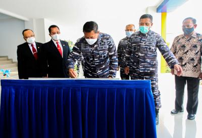 Kasal Laksamana TNI Yudo Margono saat menandatangani peresmian renovasi gedung Laut Koral Aman Jaya di Kelapa Gading, Jakarta Utara, Jumat (1/10/2021).